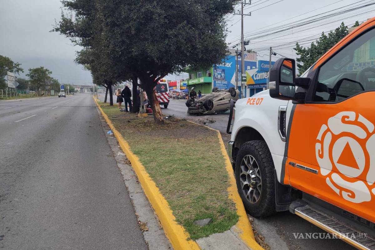 Termina policontundido al volcar su auto tras celebración de Navidad, en NL