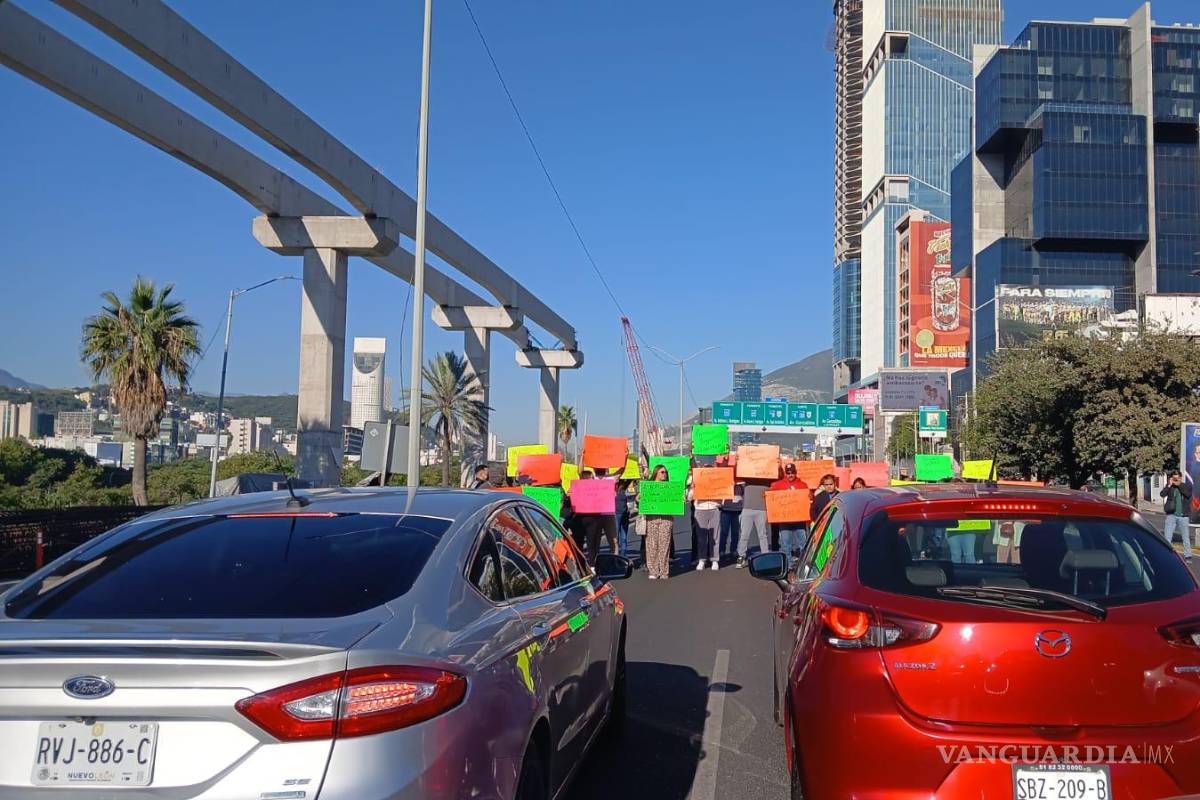 Bloquean avenida Constitución por protesta contra aseguradoras, en Nuevo León