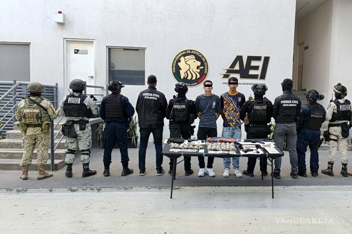Detienen a 7 personas; 3 de ellos, adolescentes, en posesión de armas y drogas, en Nuevo León