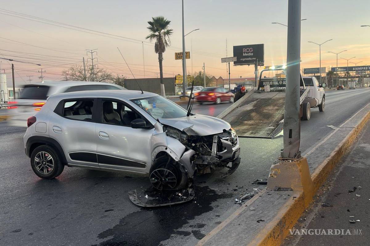 Se estrella contra luminaria y bloquea carriles en Ramos Arizpe