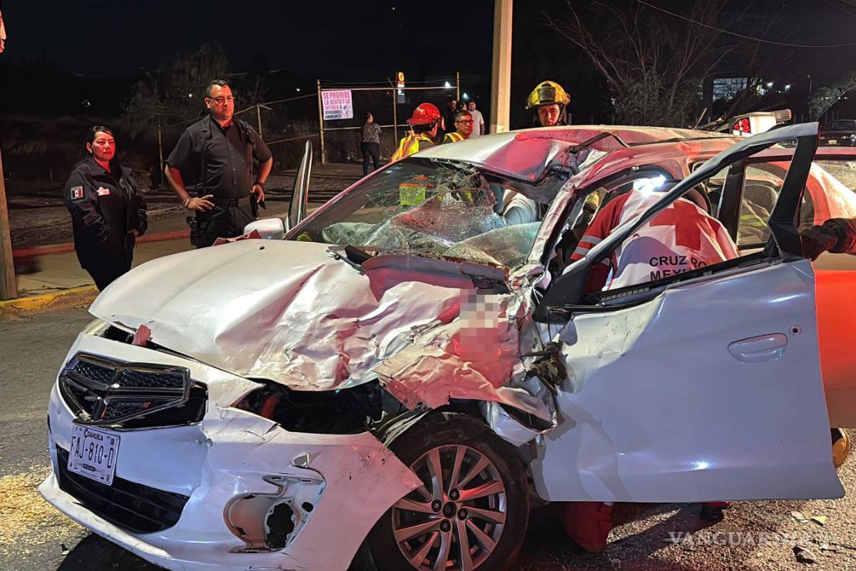 $!El Dodge Attitude quedó severamente dañado tras ser impactado por el Aveo.