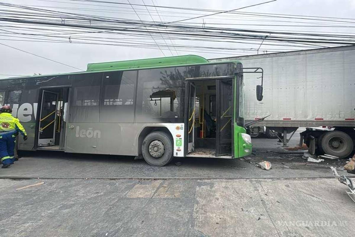 Nuevo León: Ahora choca camión de pasajeros contra tráiler; deja 27 lesionados