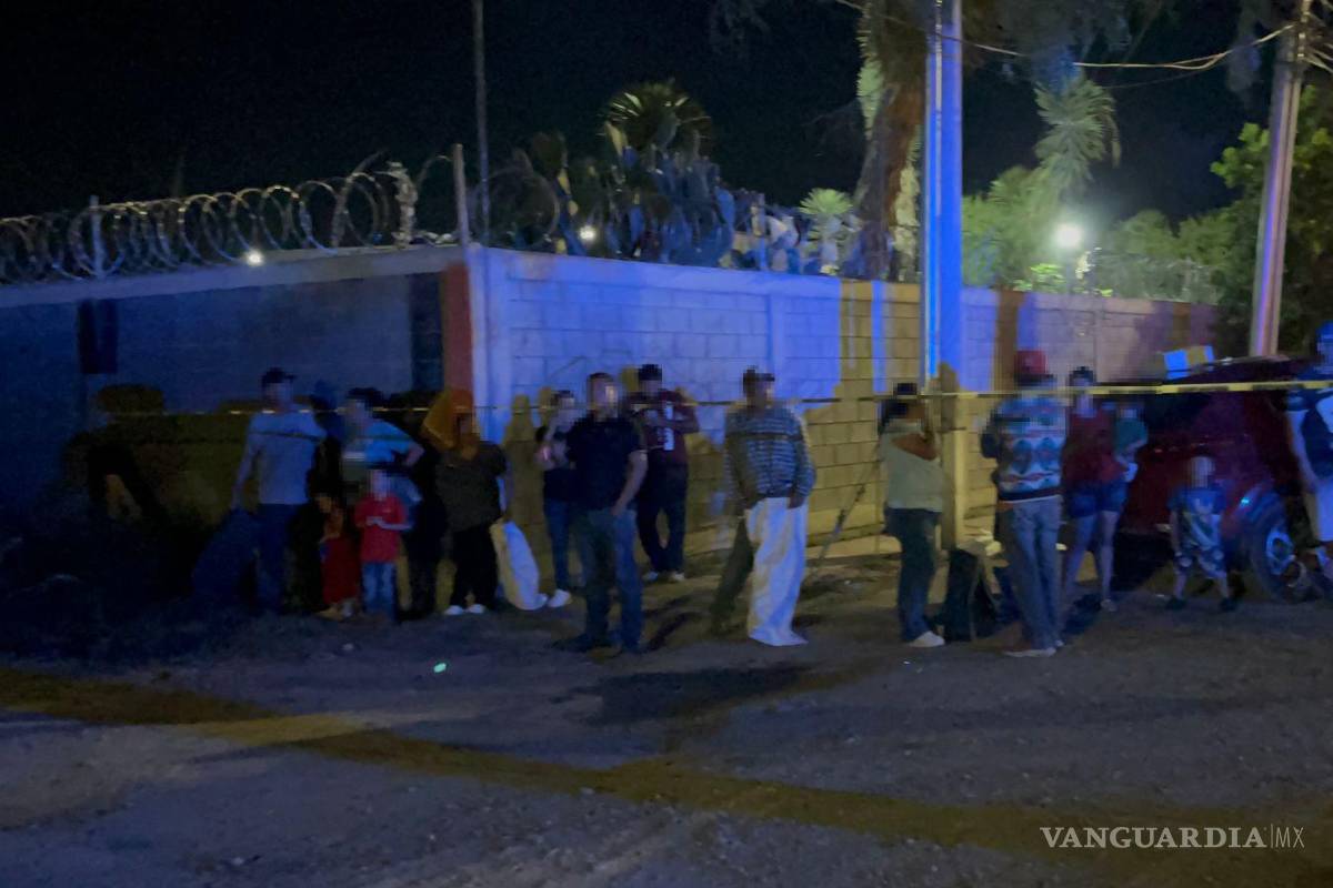 $!Elementos estatales acordonaron la zona para retirar a las personas del área de riesgo.