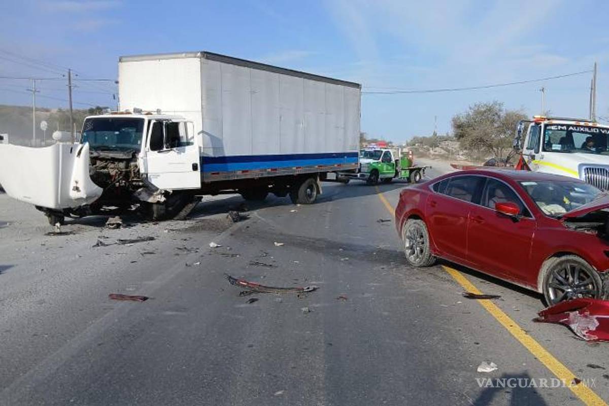 $!Elementos de Protección Civil y Bomberos revisan la zona del percance.