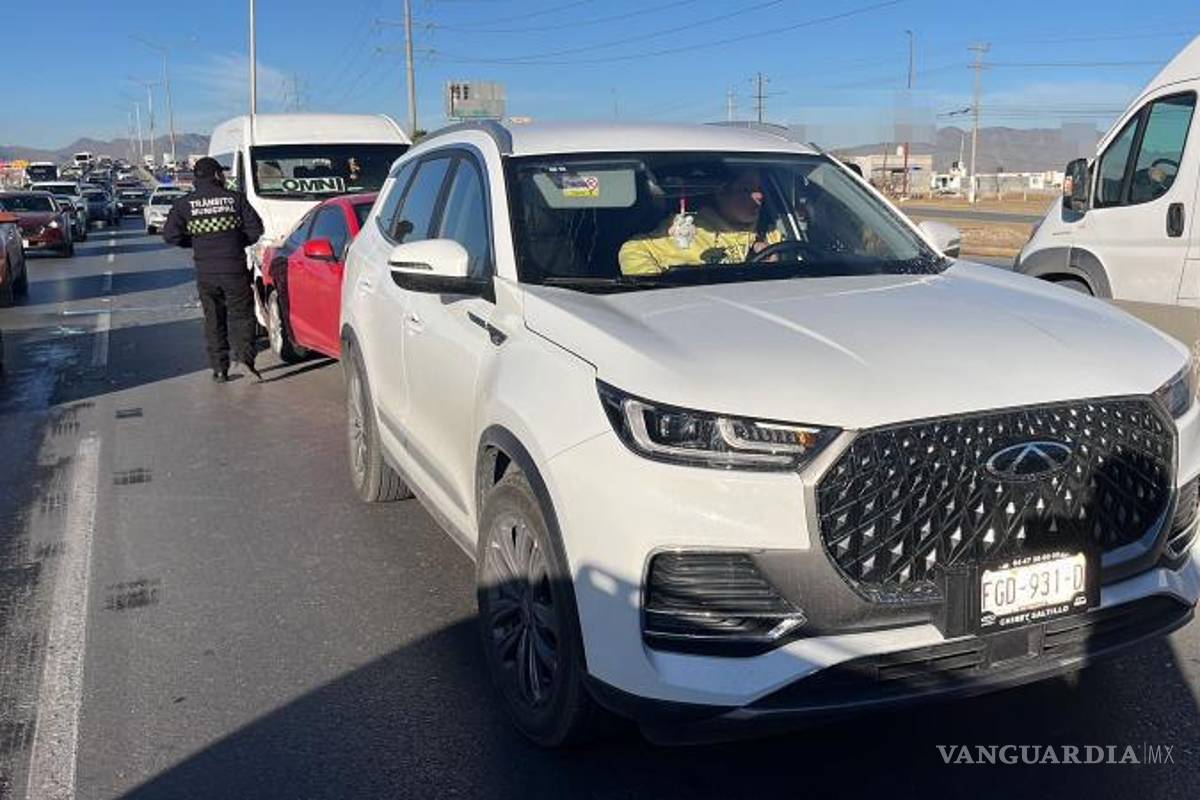 $!Cajas de plástico esparcidas sobre el bulevar Fundadores provocaron un accidente múltiple.