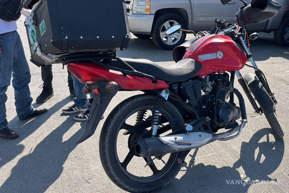 Saltillo: motociclista termina lesionado al no guardar su distancia e impactarse contra camioneta