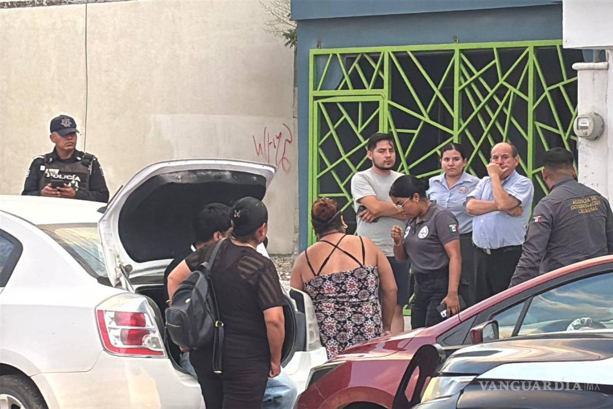 Mujer fallece por causas naturales afuera de farmacia en Mirasierra, en Saltillo