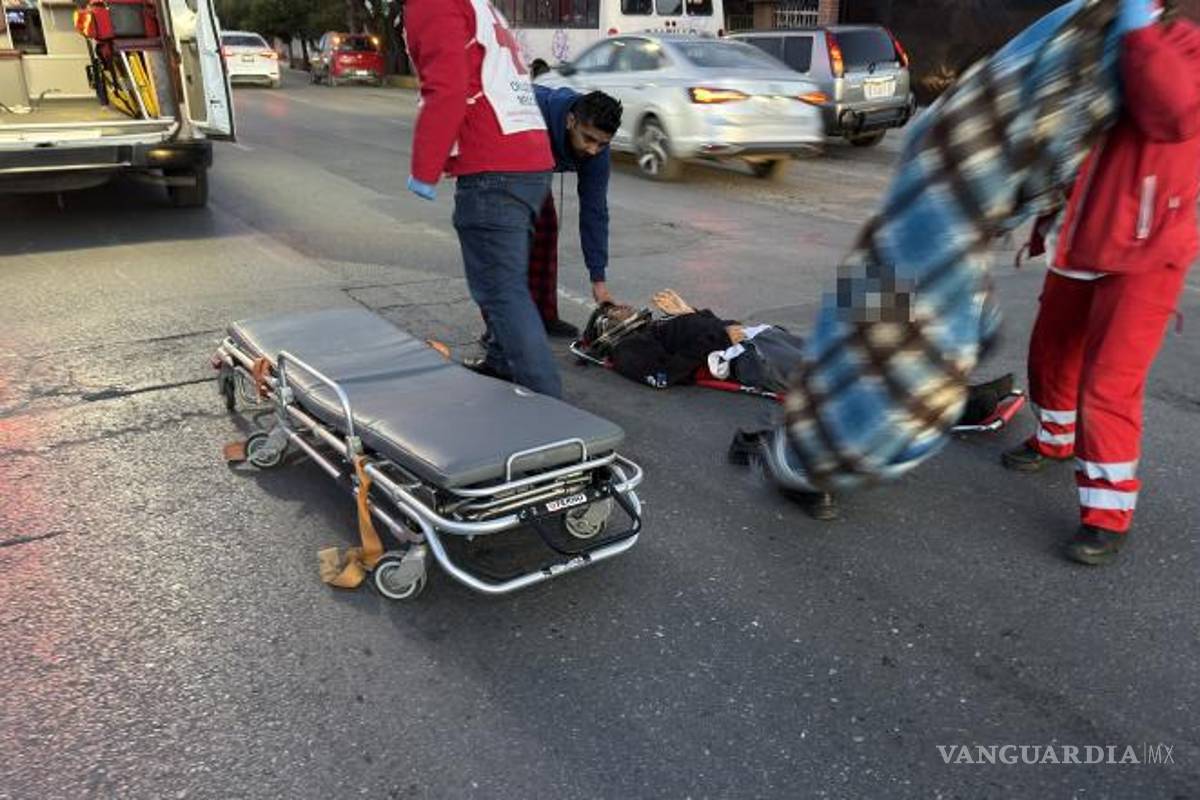 $!Paramédicos inmovilizaron al menor Alonso, de 14 años, para su traslado seguro después del impacto que lo proyectó contra el pavimento.