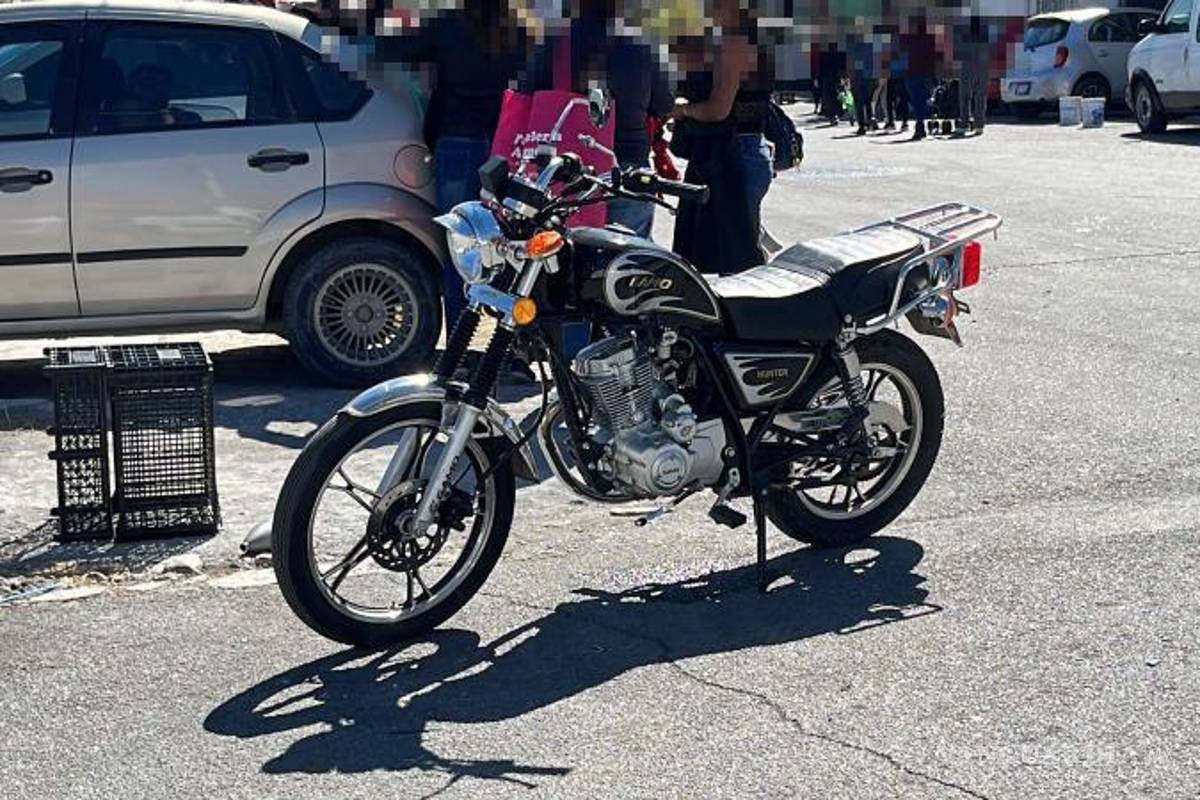 $!El conductor de la moto, José de Jesús ¨N¨, fue trasladado al Hospital General de Saltillo.