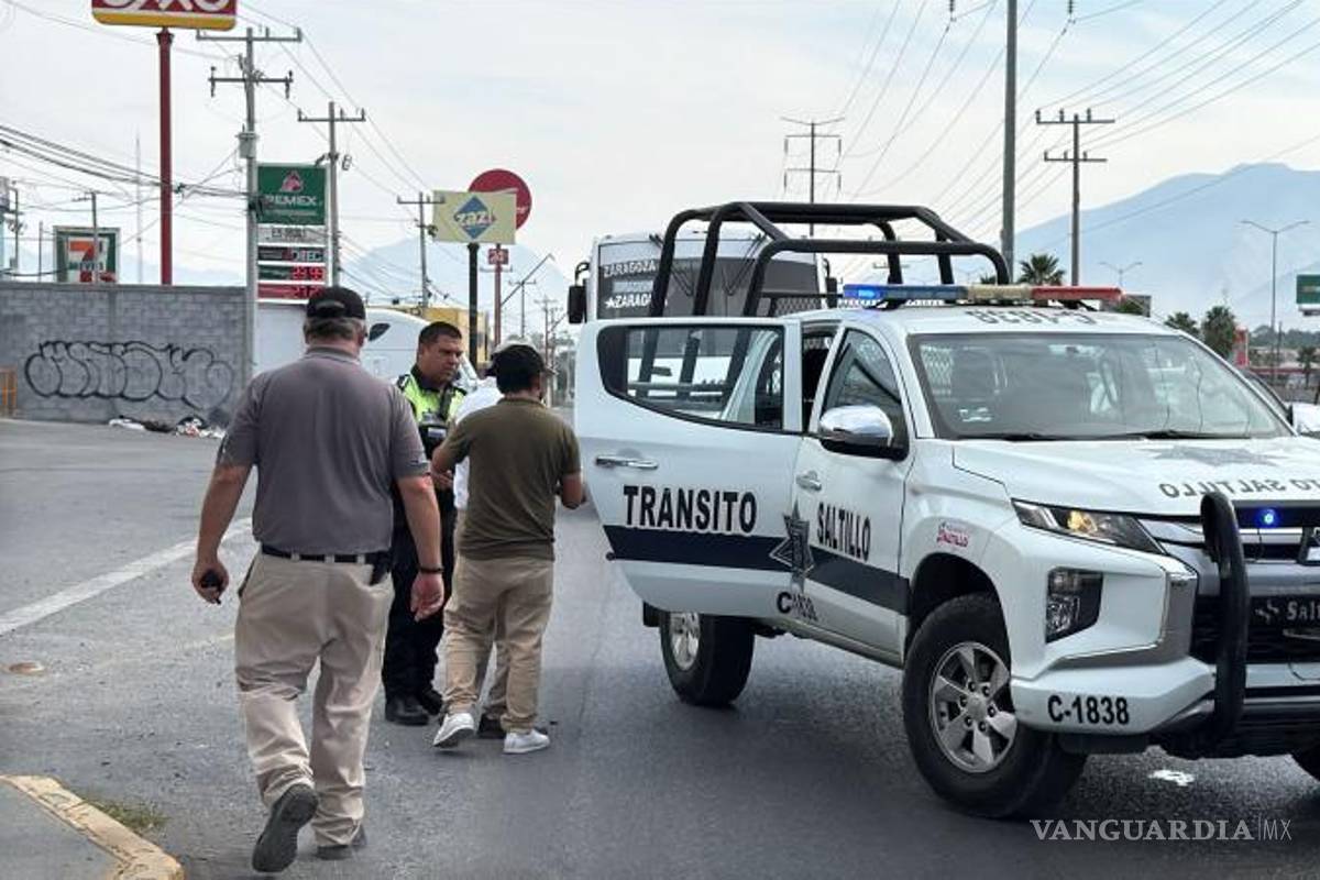 $!Agentes de Tránsito Municipal resguardaron la zona mientras se valoraba la condición del conductor.