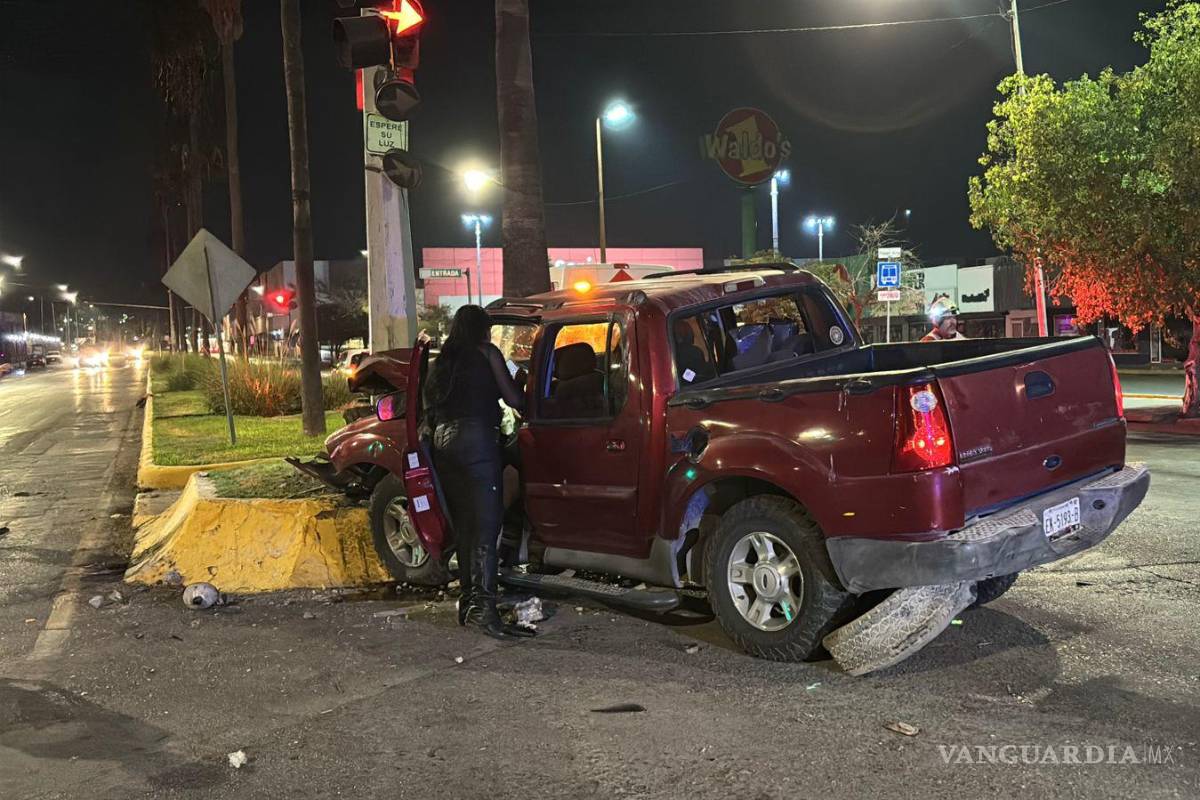 $!Elementos de Tránsito Municipal llegaron al lugar para tomar conocimiento del accidente.