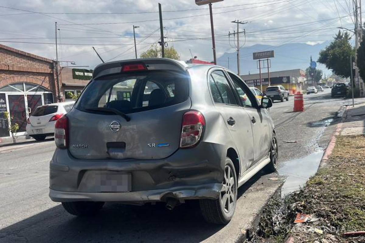 $!Elementos de Tránsito acudieron para tomar conocimiento del percance y coordinar el acuerdo.