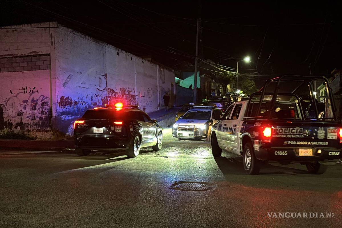 $!Elementos de la Policía Municipal controlan la riña ocurrida durante una fiesta en la colonia Bellavista.