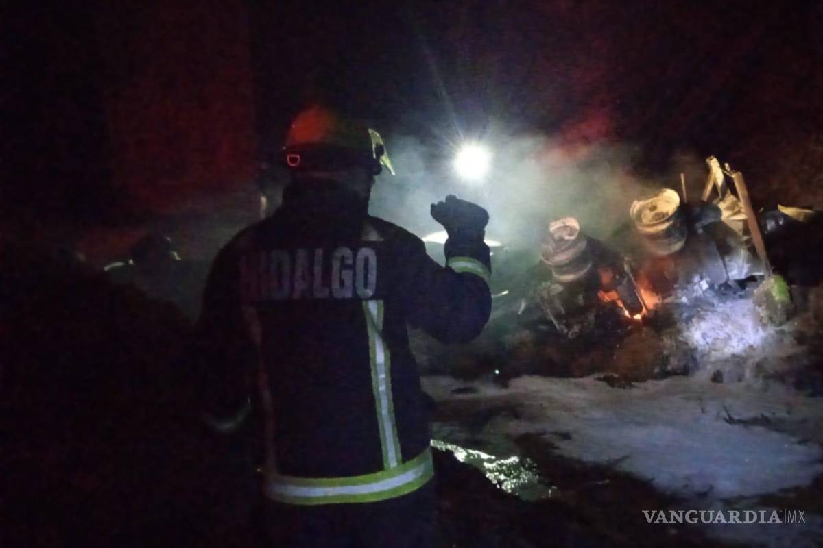 $!Pipa con combustible cae de puente y explota en carretera México-Tuxpan, Hidalgo; chofer muere