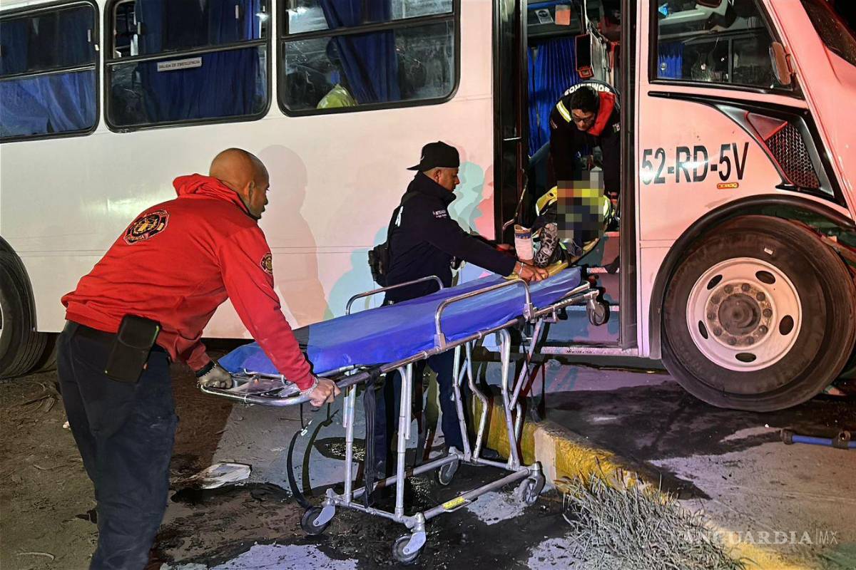 $!Personal de Protección Civil trasladó a los pasajeros lesionados a una clínica privada para su atención médica.