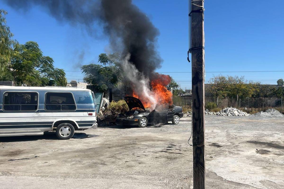 Arde vehículo en plena reparación y termina hecho cenizas en Ramos Arizpe