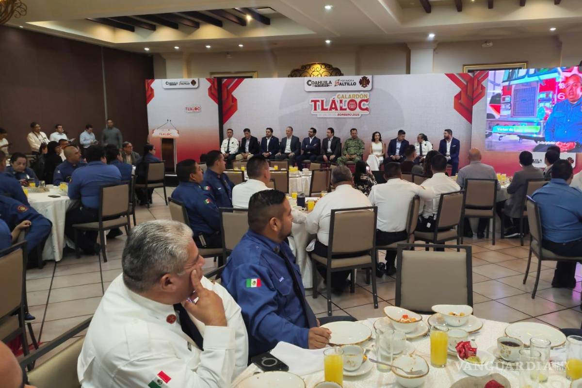 $!Durante la ceremonia también se otorgaron reconocimientos a bomberos por 10, 15, 20 y 25 años de servicio, homenajeando su permanencia y compromiso con la ciudad.