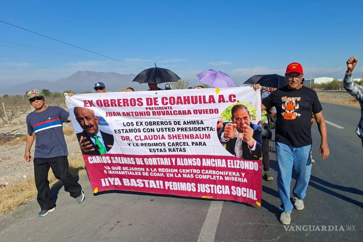 Ex trabajadores de AHMSA desafían edad y enfermedades en marcha hacia Saltillo (video)