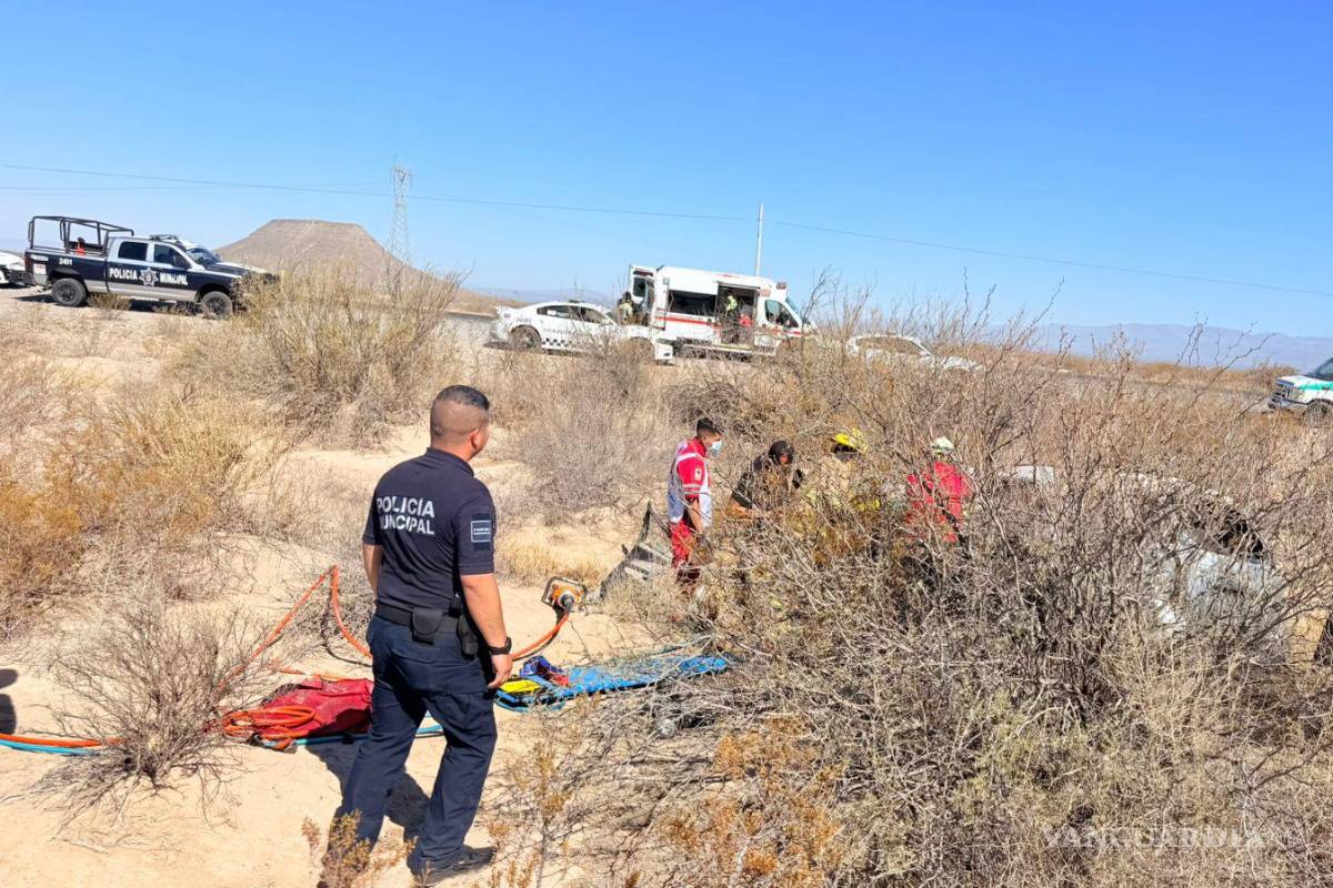 $!Paramédicos de la Cruz Roja trabajaron en el rescate del conductor, quien quedó prensado entre los fierros.