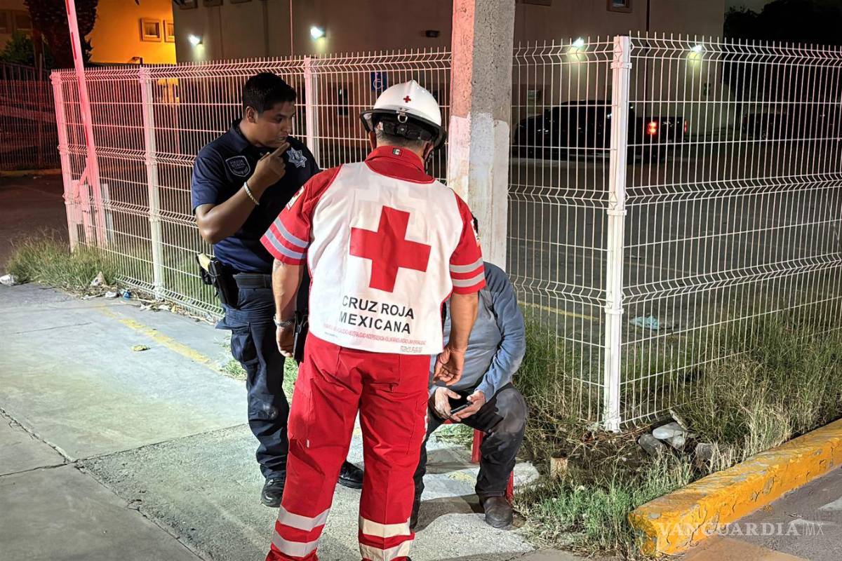 Cae motociclista tras cruzar boyas a exceso de velocidad en Saltillo; sufrió una lesión en el rostro