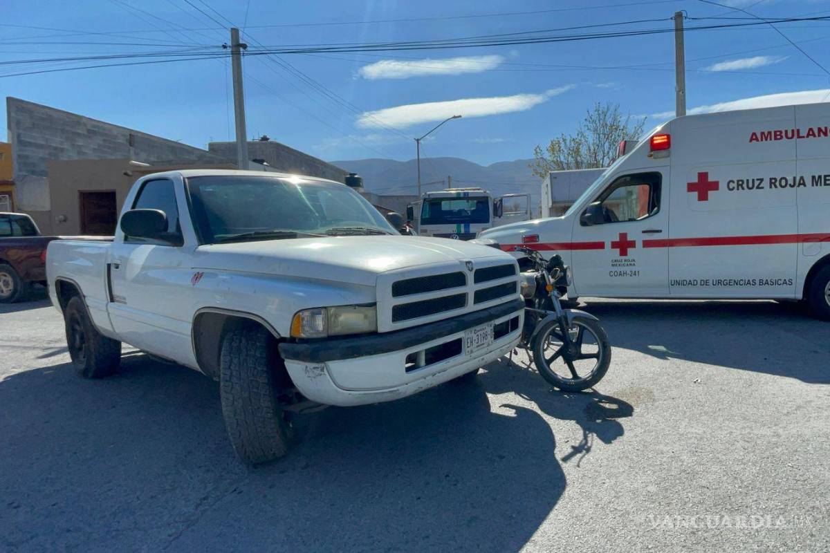 $!Elementos municipales acudieron al lugar para tomar conocimiento del accidente registrado en la colonia Loma Linda.