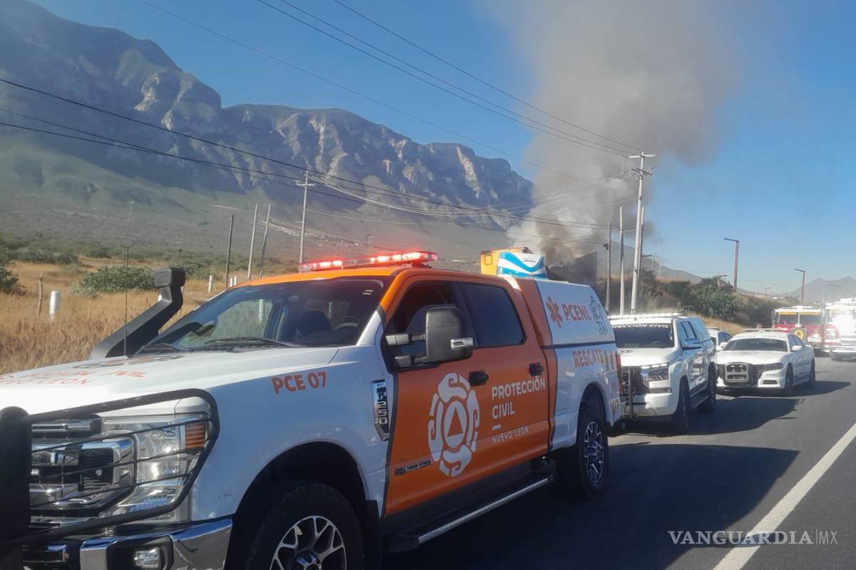 Tráiler de doble remolque cargado de pacas de cartón se incendia en la Carretera a Saltillo