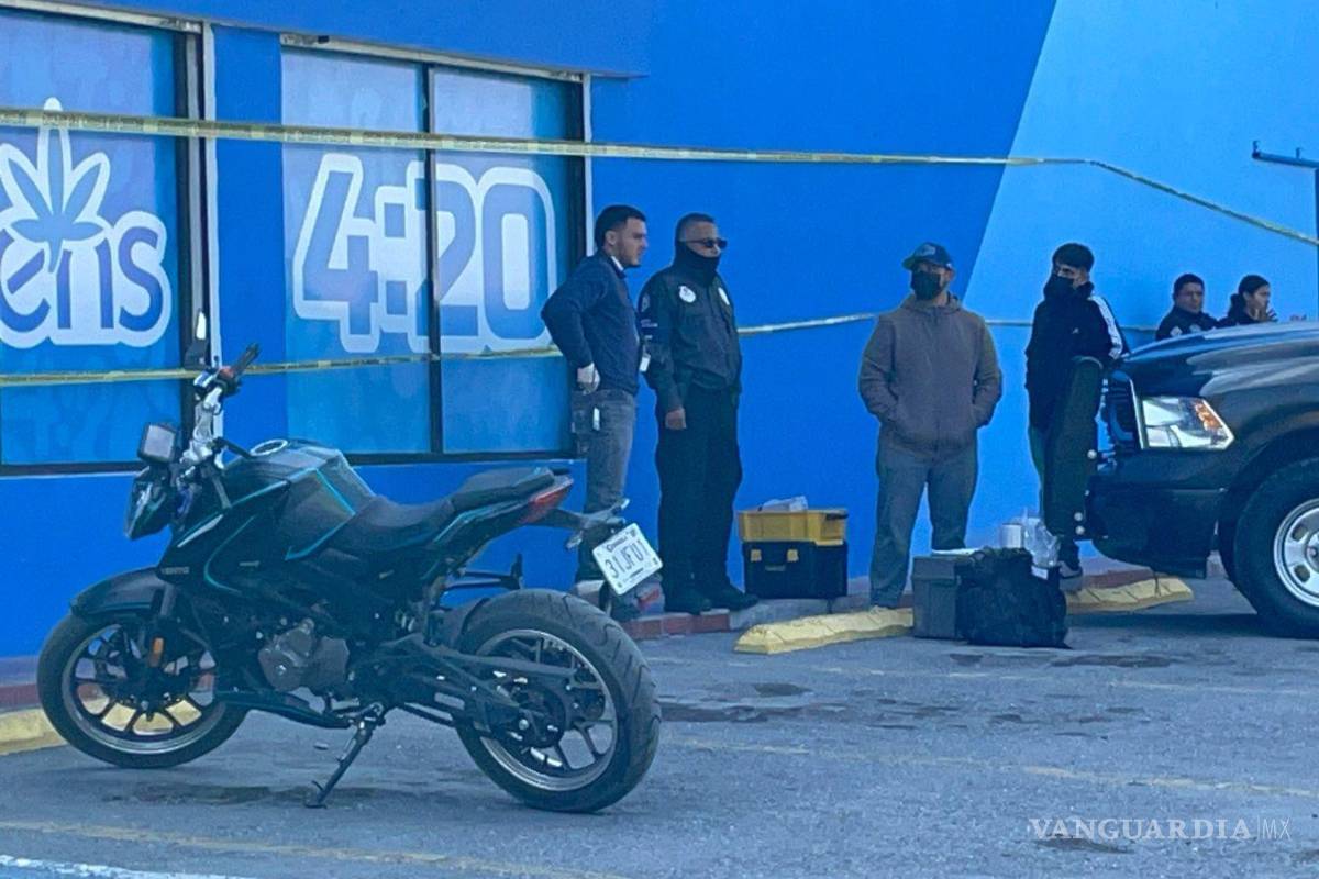 $!Peritos de la Fiscalía General del Estado tomaron muestras de los productos para su análisis.