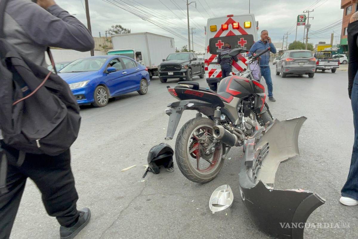 Se accidentan trabajadores de fábrica al norte de Saltillo; motociclista termina lesionado