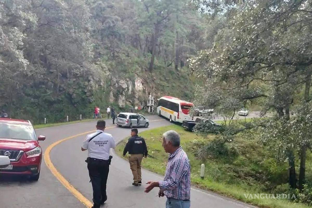 Operativo para capturar a capo desata quema de vehículos, en Michoacán