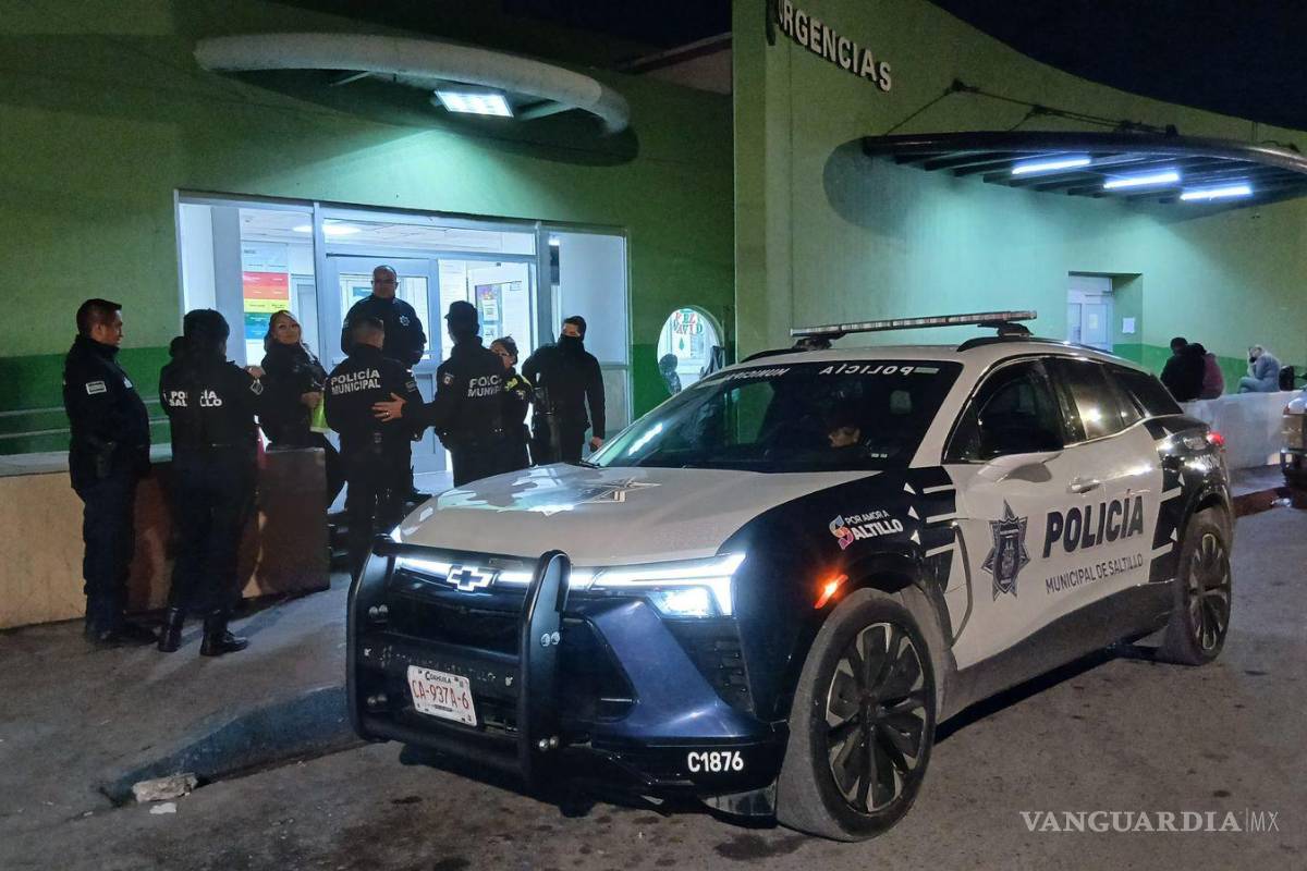 Regalan café y pan policías municipales en el exterior de la Clínica 1 del IMSS de Saltillo