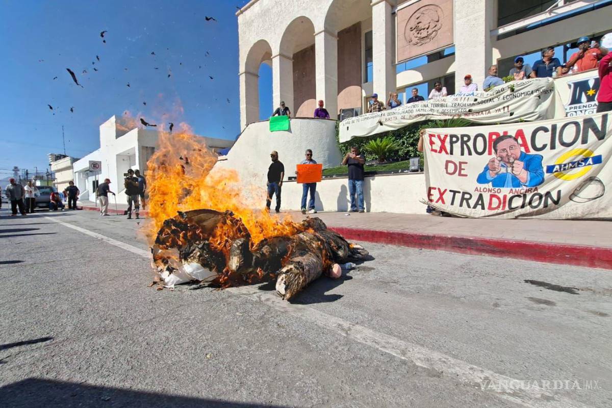 $!Manifestantes incendiaron piñatas con las figuras de Alonso Ancira, el síndico y el líder sindical.