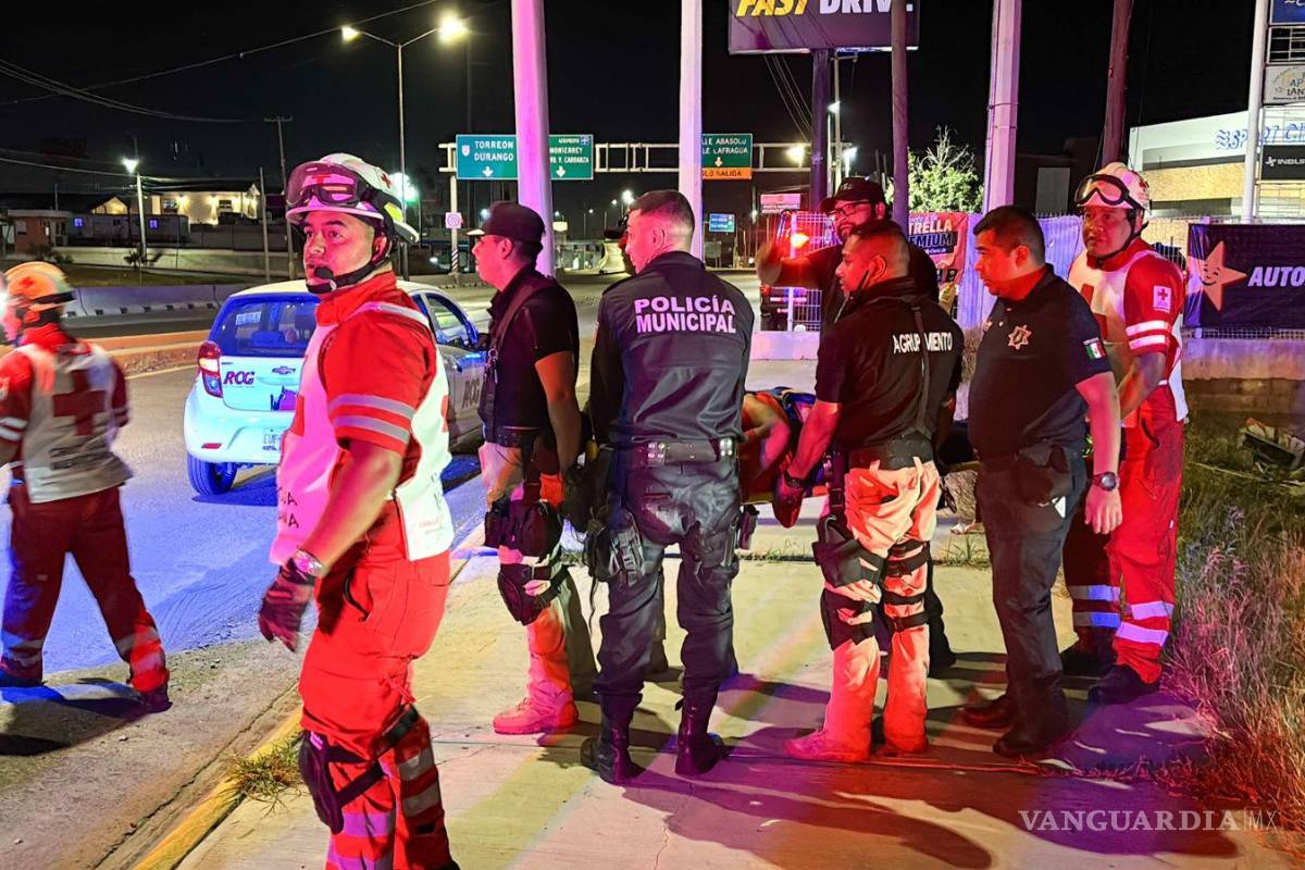 $!Elementos de la Policía Municipal y paramédicos de la Cruz Roja se coordinan para el rescate de la mujer en el arroyo.