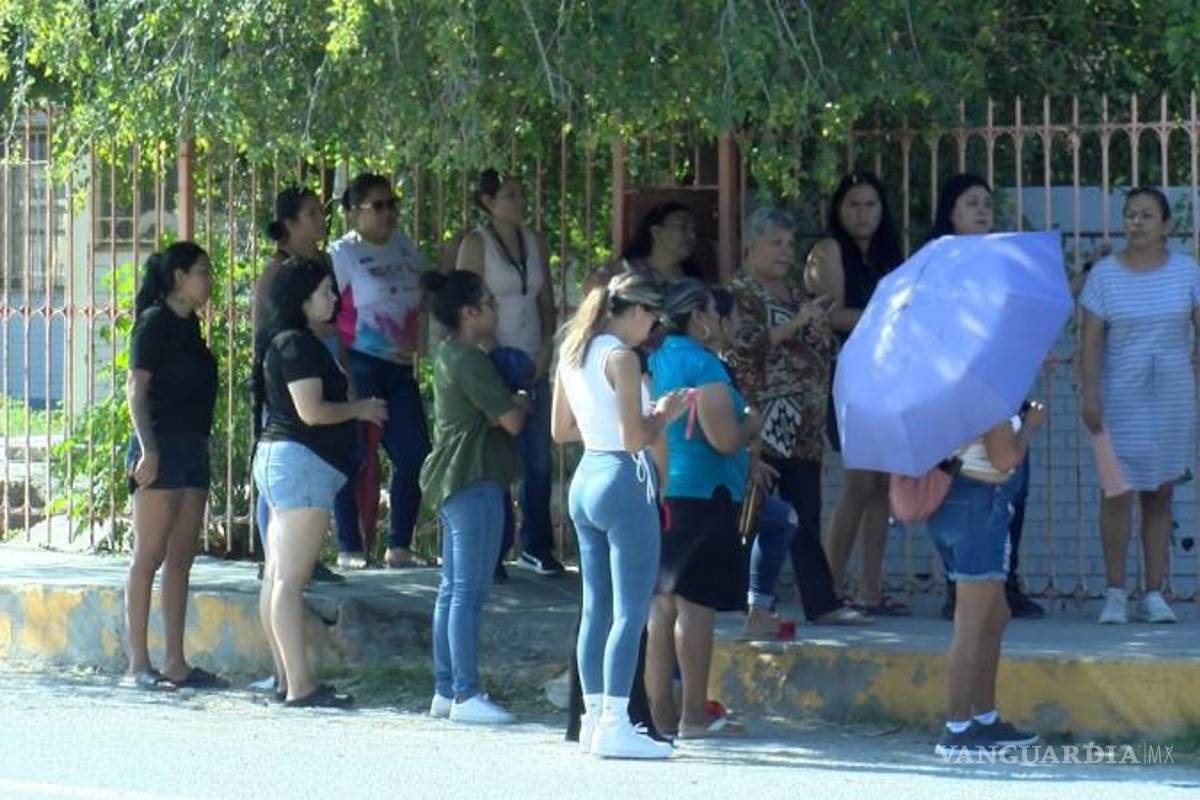 $!Padres de familia se manifestaron frente a la escuela para exigir justicia por la agresión a un alumno de segundo grado.