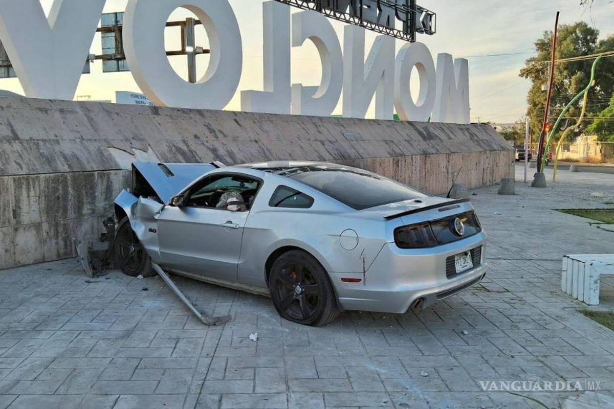 Choca Mustang contra estructura y deja dos lesionados en Monclova