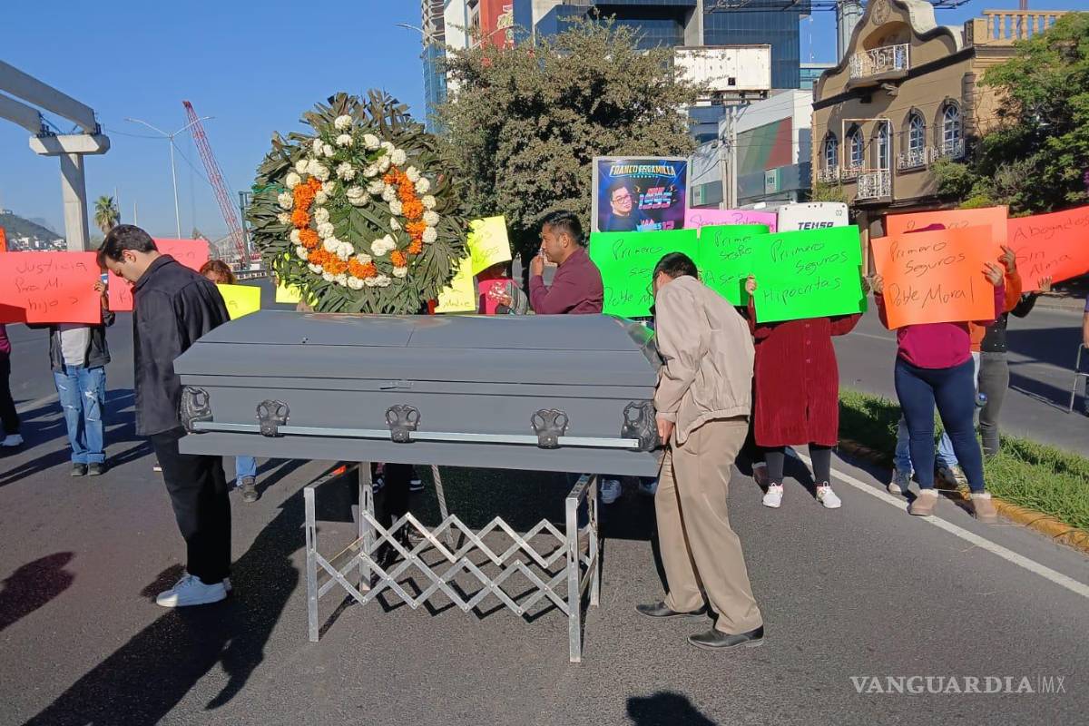 Bloquean avenida Constitución por protesta contra aseguradoras, en Nuevo León