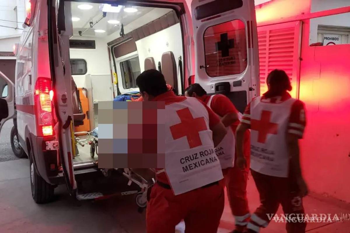 Parras: grave pasajera al sufrir desprendimiento de talón tras accidente en moto