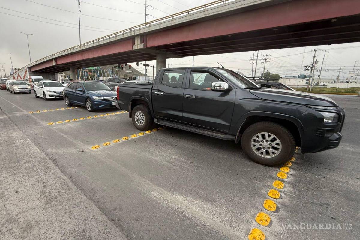 Instalan boyas sin permiso en la Saltillo-Ramos Arizpe; generan caos vehicular