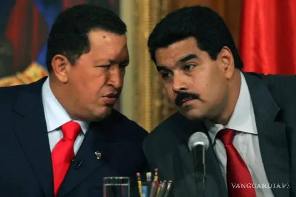 $!El expresidente venezolano Hugo Chávez platica con Nicolás Maduro.