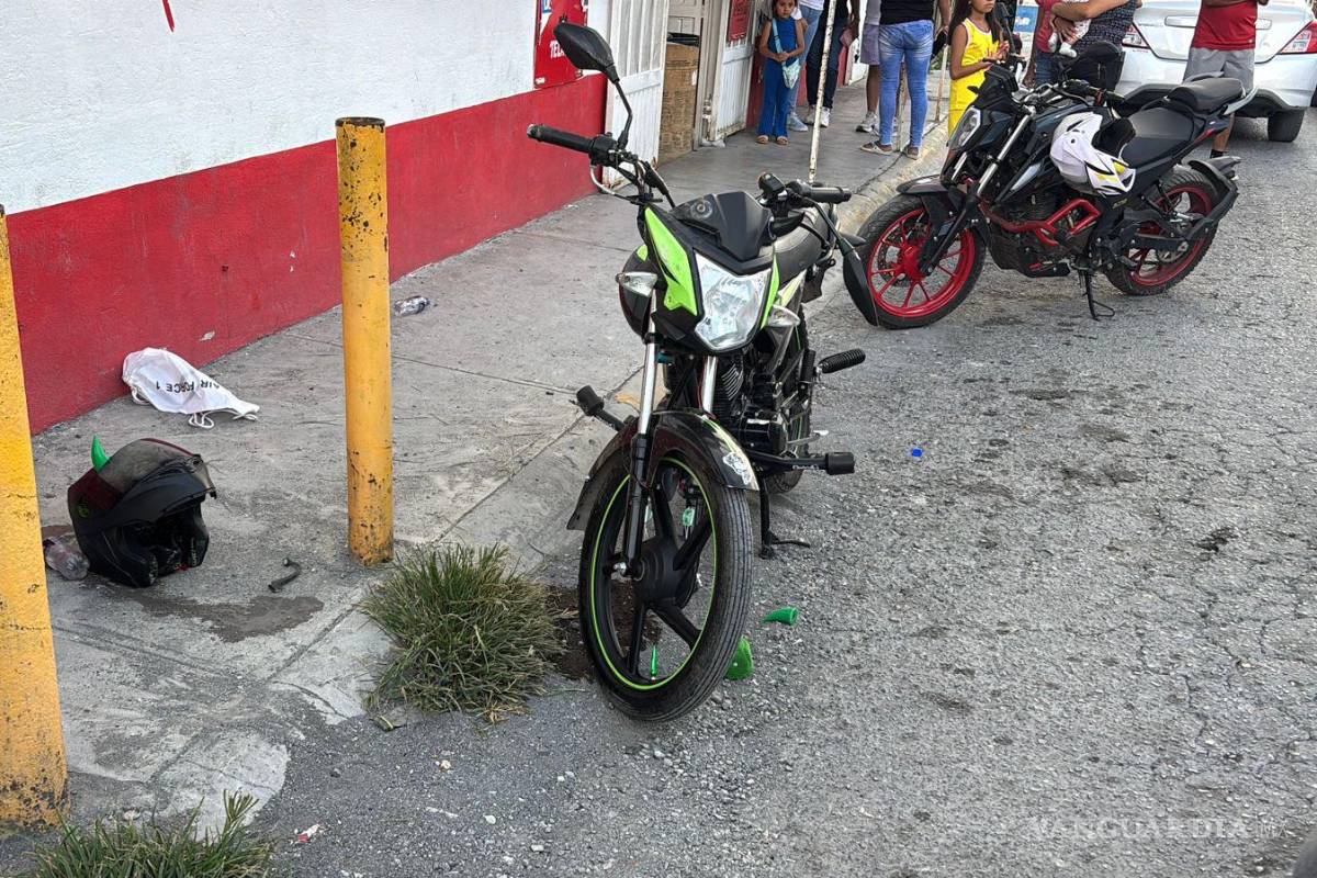 Menores en moto se impactan contra vehículo, en Saltillo
