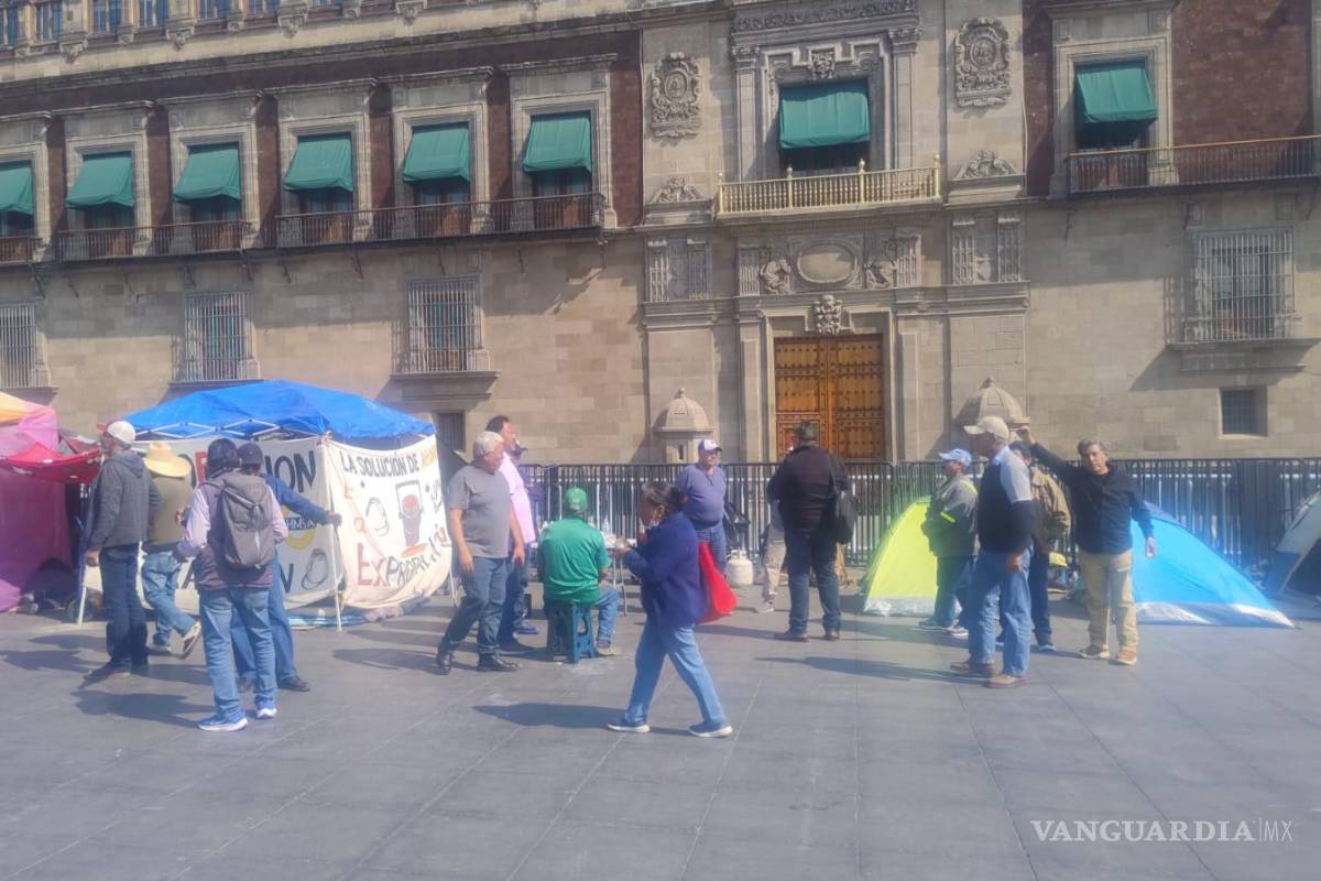 $!El Zócalo se convirtió en punto de encuentro de los ex trabajadores.