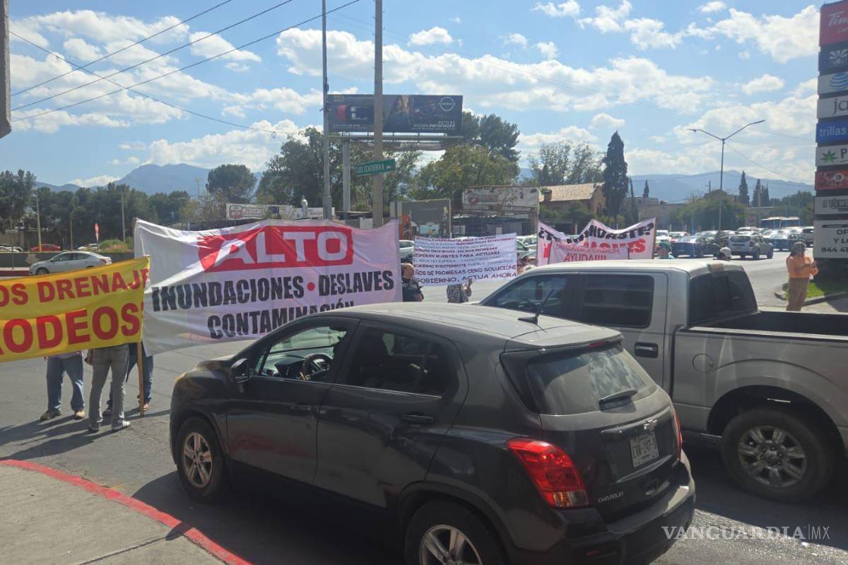 $!Los manifestantes portaron mantas y dirigieron un llamado al alcalde solicitando fechas concretas para acciones que prevengan las afectaciones por lluvias.