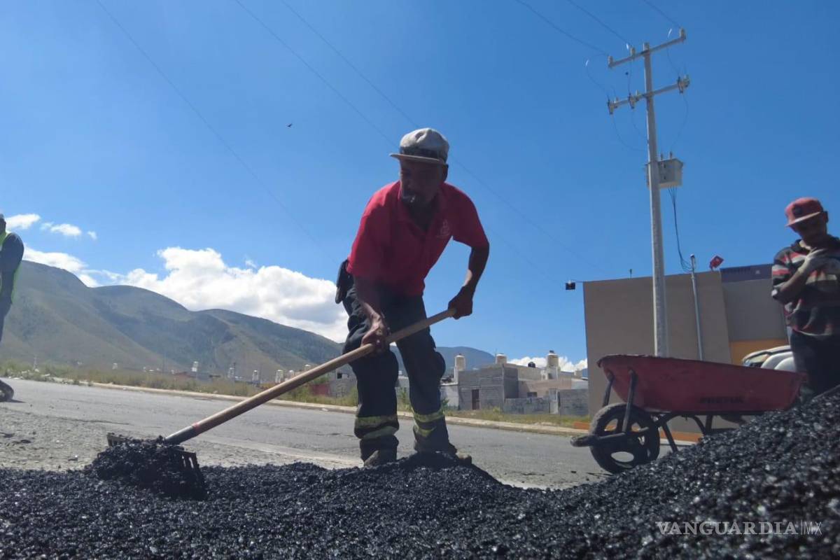 $!Las brigadas del programa “Aquí Andamos” ejecutan los trabajos de reparación de calles.