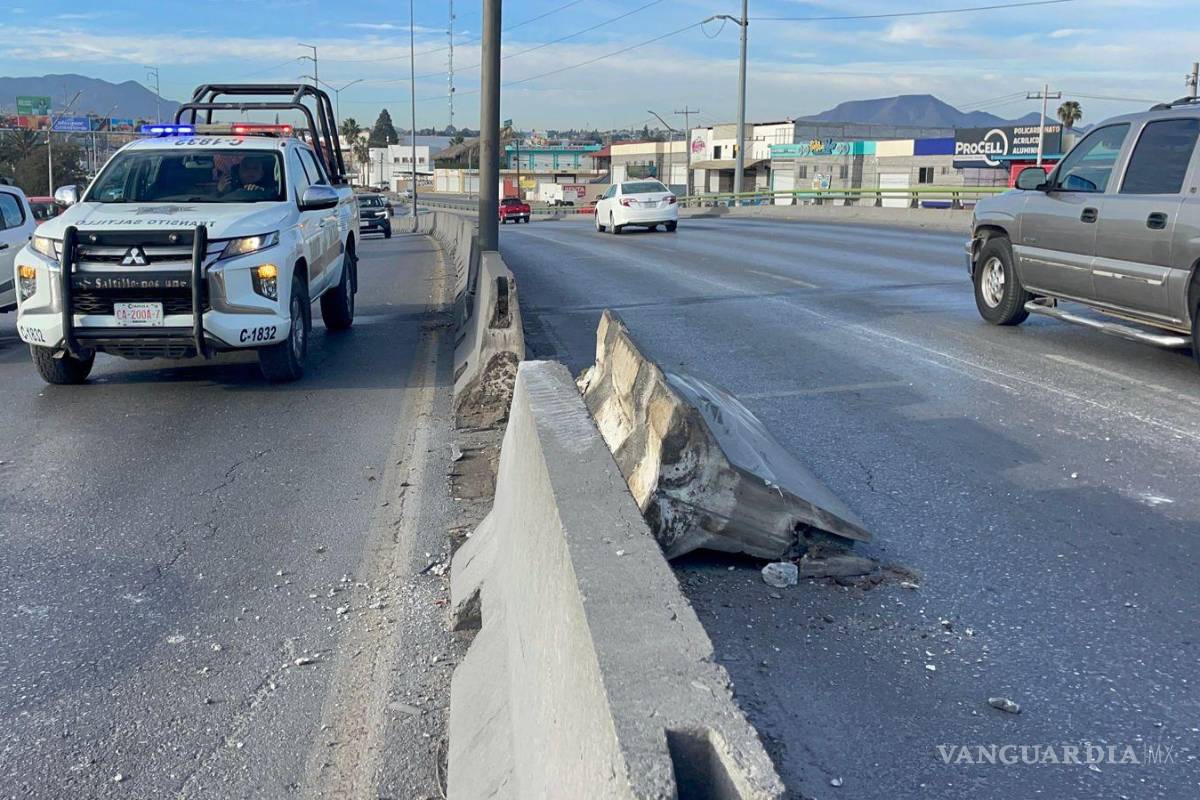$!El muro de contención fue derribado y obstruyó ambos sentidos de la vialidad.