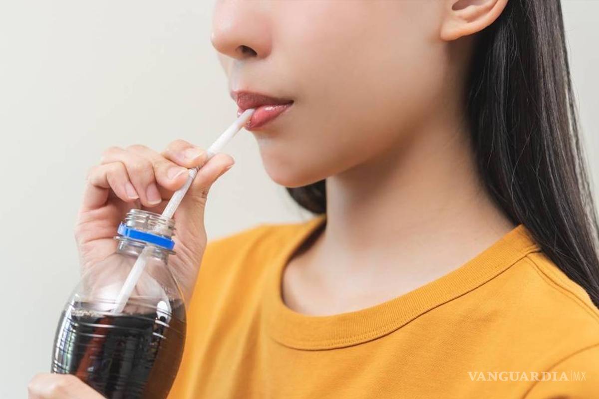 ¡Cuidado!... ¿Sabías que beber refrescos y jugos azucarados podría dañar tu salud mental?