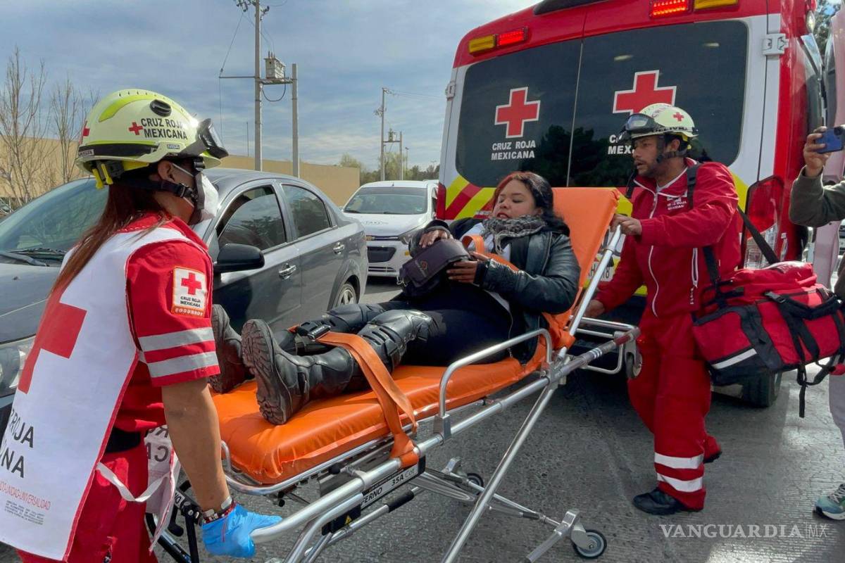 $!Paramédicos brindaron atención a la conductora de la moto en el lugar del accidente.
