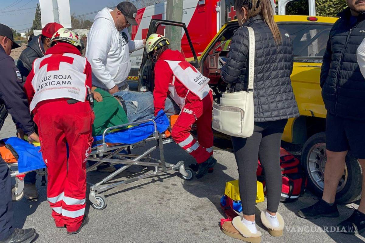 $!El conductor fue trasladado a un hospital bajo custodia tras resultar lesionado en el impacto.