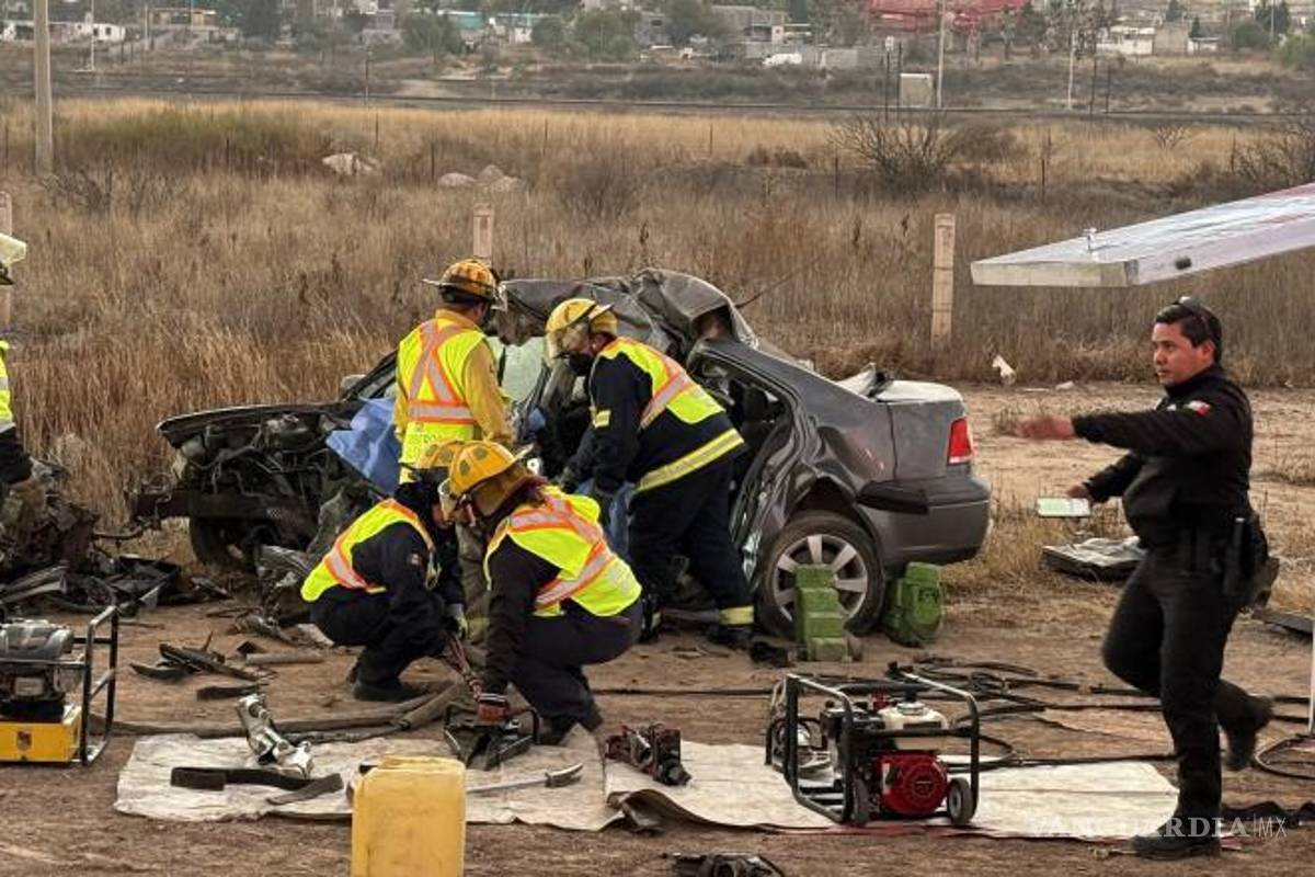 $!La vialidad permaneció parcialmente cerrada durante las labores de rescate y peritaje.