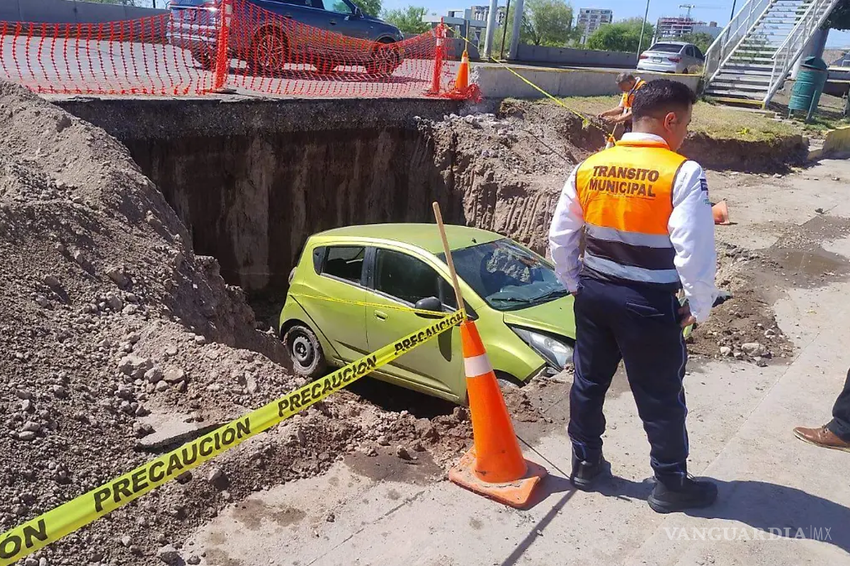 Cae automóvil en zanja en Torreón; obra de Villa Florida cuenta con señalización y luz