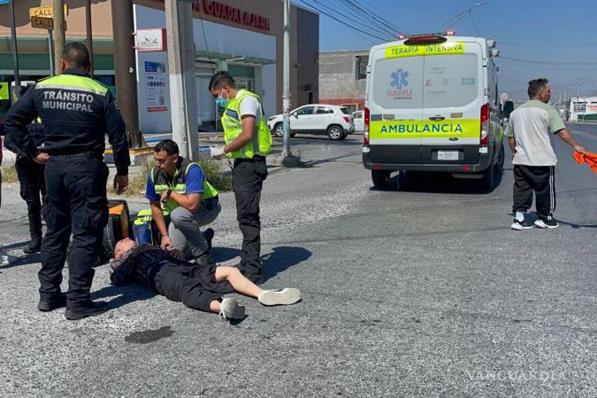 $!El motociclista fue atendido por paramédicos tras ser derribado por un automovilista en la colonia Ampliación Morelos.