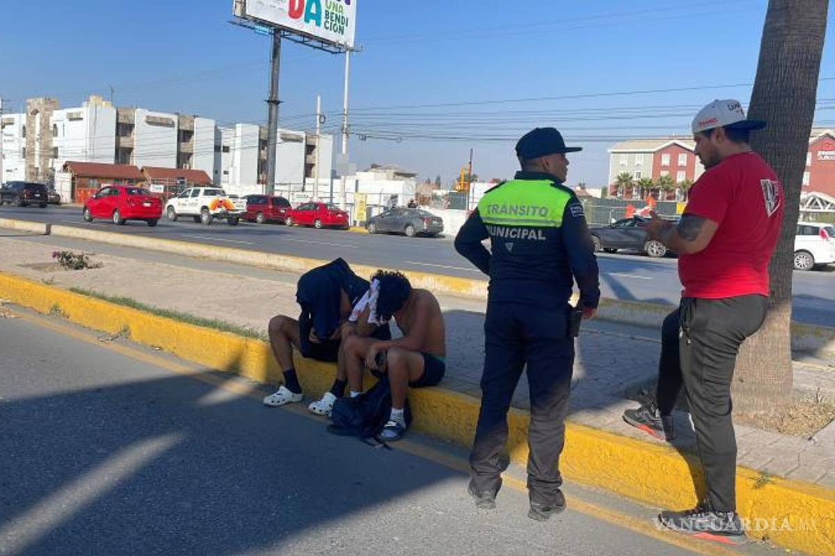 $!Los dos jóvenes lograron salir por su propio pie del vehículo siniestrado.